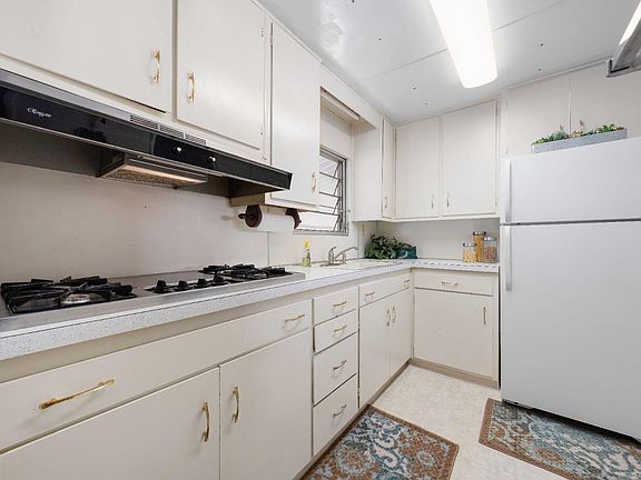 5th image of 302 Sunny Hills Dr