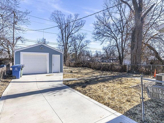 3rd image of 2276 Parkwood Ave