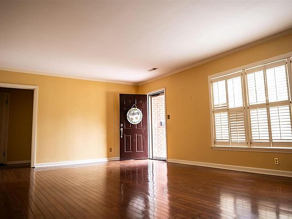 4th image of 212 W 10th St
