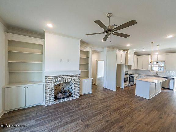 5th image of 947 Riverside Ln