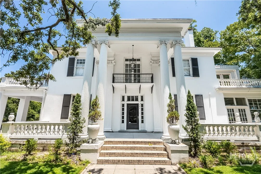 10 bed, 4.0 bath, 6189 sqft, $10,000 — Photo 1