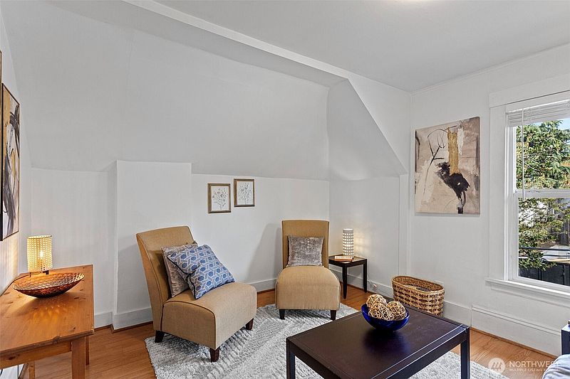 5th image of 2307 E Columbia Street