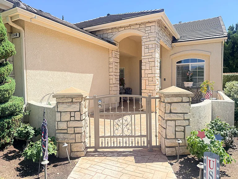 1140 E Sawgrass Ave — Photo 2