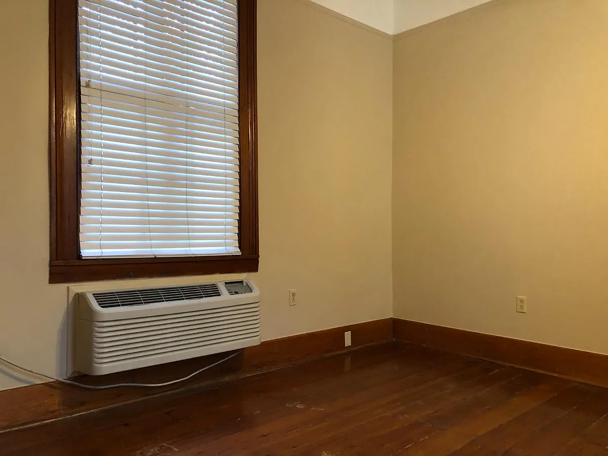 Unit Photo - 1328 Jackson Ave #K