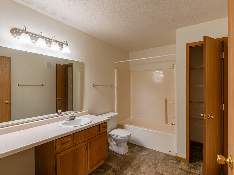 Fargo, ND Sunwood Apartments | Living and kitchen Fargo, ND Sunwood Apartments | Bathroom