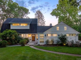 2 Spring Hollow Rd, Centerport, NY 11721