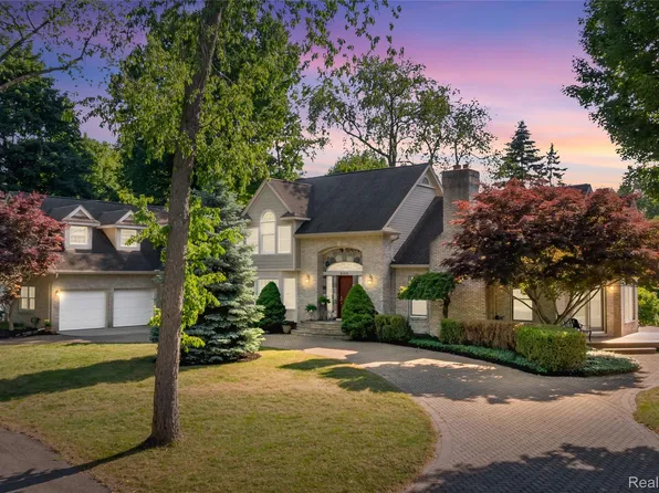 905 Spring Dr, Northville, MI 48167