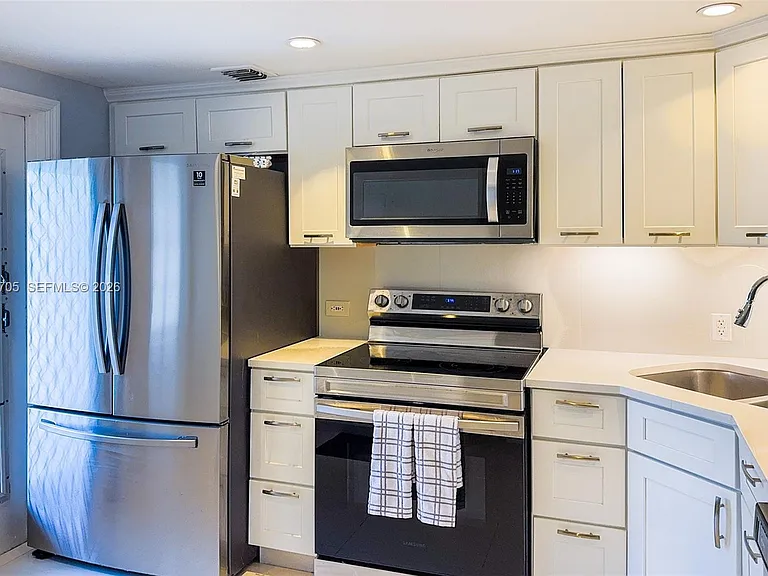 3200 N Palm Aire Dr #207 — Photo 7