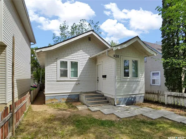 220 N AVENUE S, Saskatoon, SK S7M 2N1