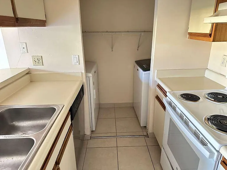 1239 SW 46th Ave #906 — Photo 8