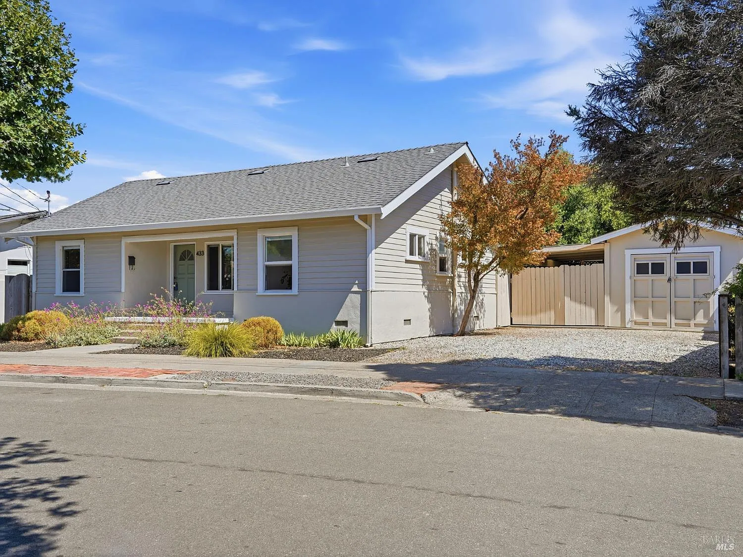 433 Lincoln Street - Photo 2