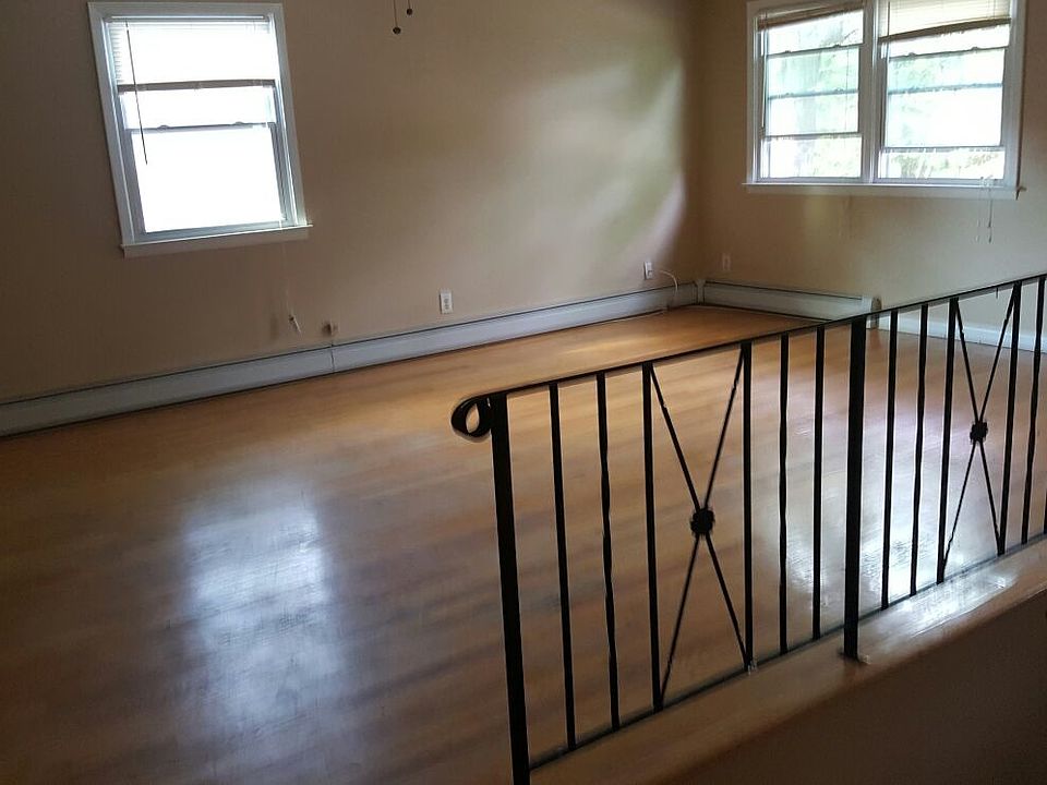 Living room comin up stairs of front door