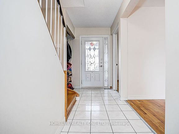 2nd image of 35 Fieldview Cres N