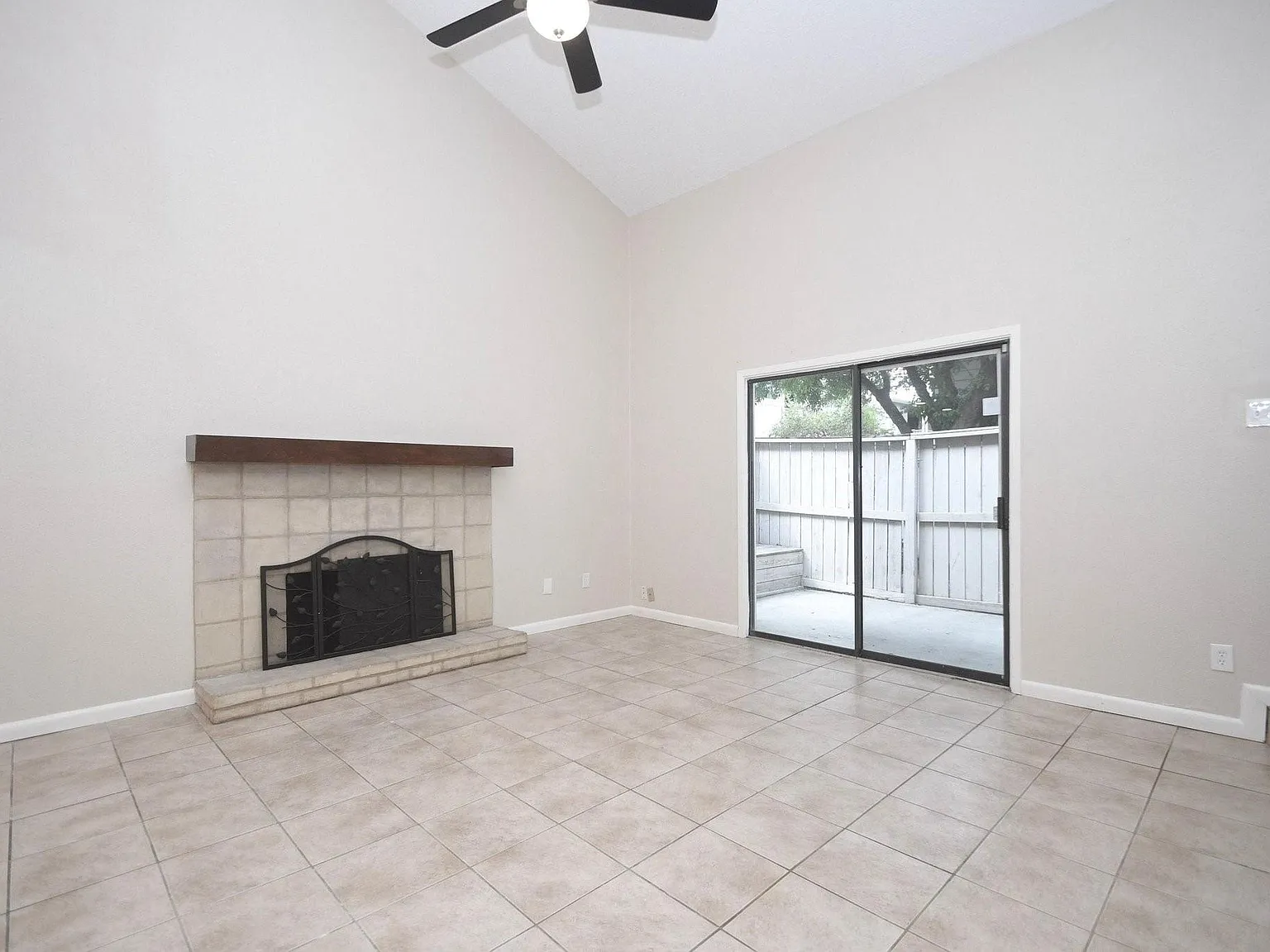 3 bed, 2.0 bath, 1224 sqft, $1,595 — Photo 4