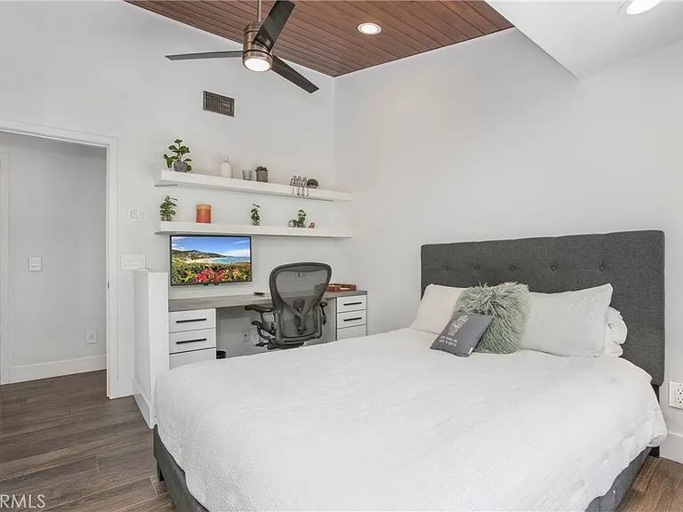 546 Temple Hills Dr — Photo 23