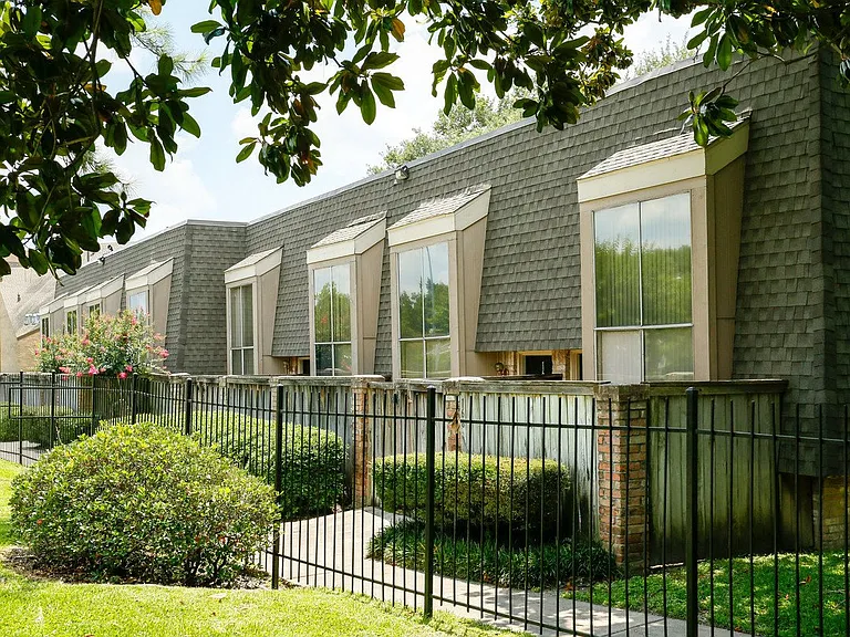 The Crest Apartments — Photo 35