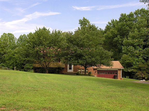 3rd image of 10 Clover Hill Dr