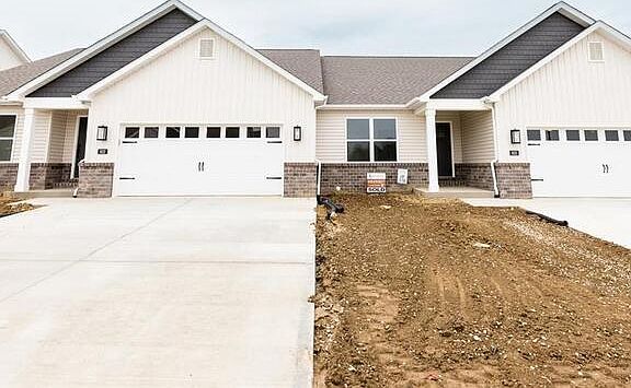 3rd image of 818 Applewood Creek Dr