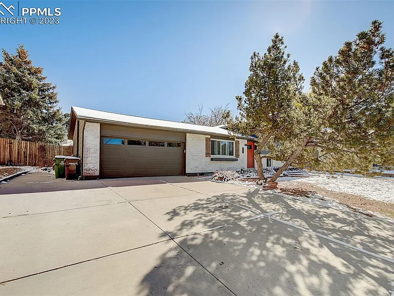 4447 Ranch Cir — Photo 2