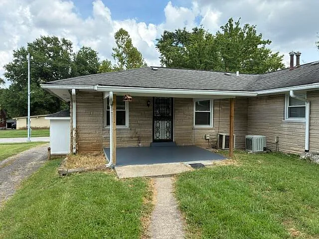 2 bed, 1.0 bath, 1350 sqft, $1,400 — Photo 2