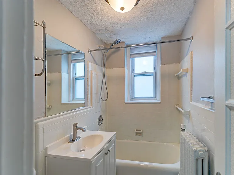 100 Howe Street — Photo 83