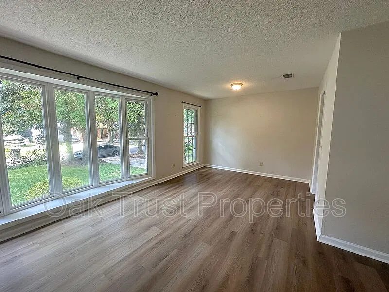 3 bed, 2.0 bath, 1426 sqft, $2,095 — Photo 4