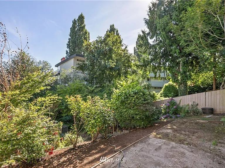 2428 Boyer Ave E — Photo 35