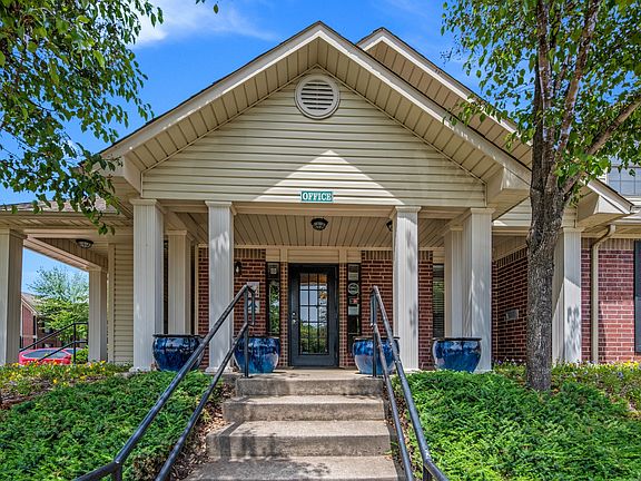 2nd image of 24800 Chenal Pkwy APT 1015