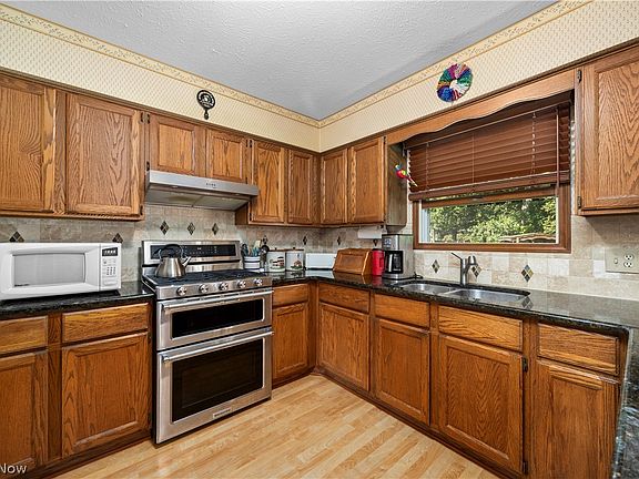 4th image of 19836 Bennington Dr