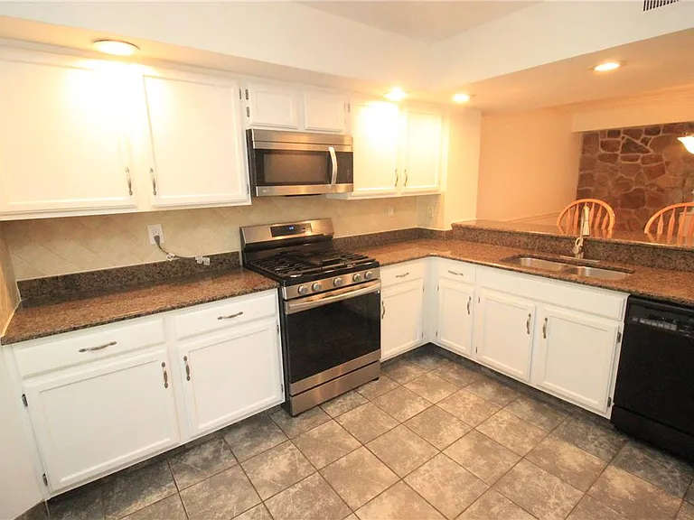 106 Founders Ct — Photo 4