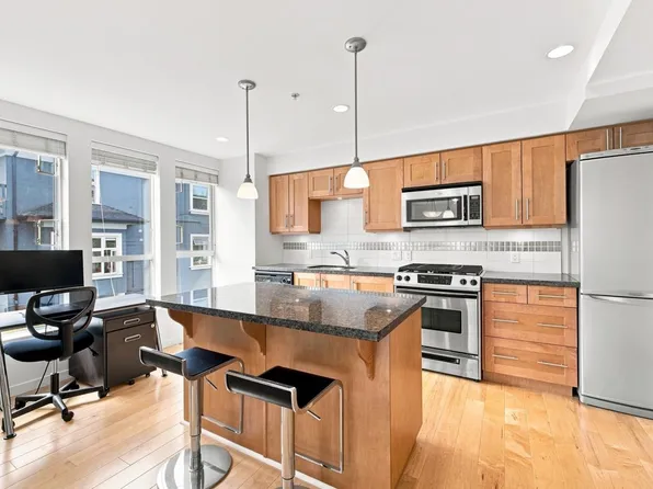 2626 Alberta St #302, Vancouver, BC V5Y 3L4