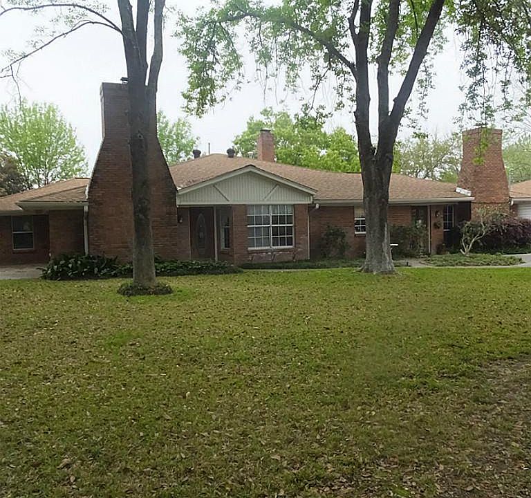 Four bedroom 3.5 baths with three fireplaces & pool