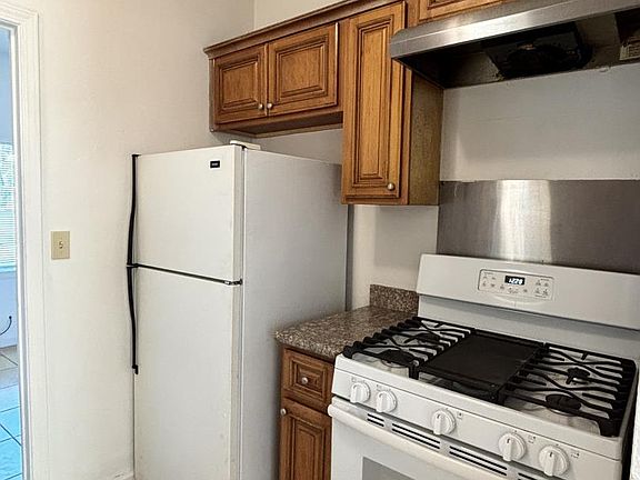 5th image of 102 Oak St