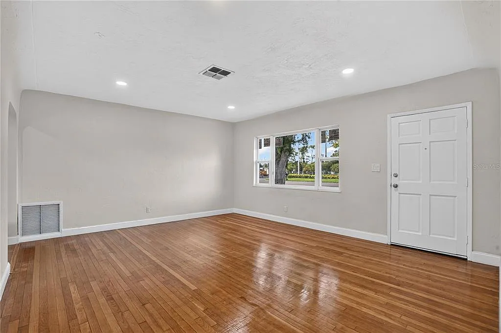 2 bed, 1.0 bath, 952 sqft, $2,500 — Photo 2