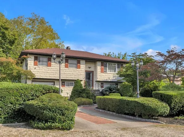 13 New Hampshire Avenue, Bay Shore, NY 11706
