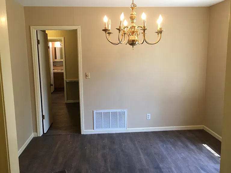 4648 S Maplewood Ave — Photo 4