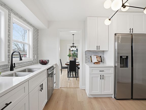 5th image of 6936 Magoun Ave