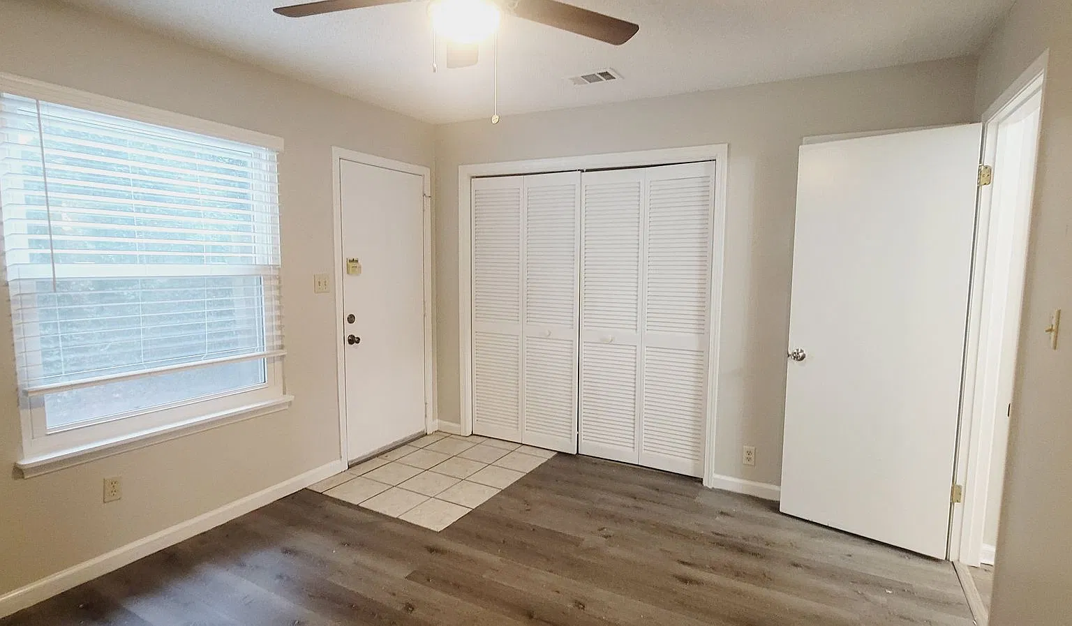 CUTE 3/2 w/ Vaulted Ceilings, Washer/Dryer, & Private Yard! Great NW Location! Available NOW for ... — Photo 3