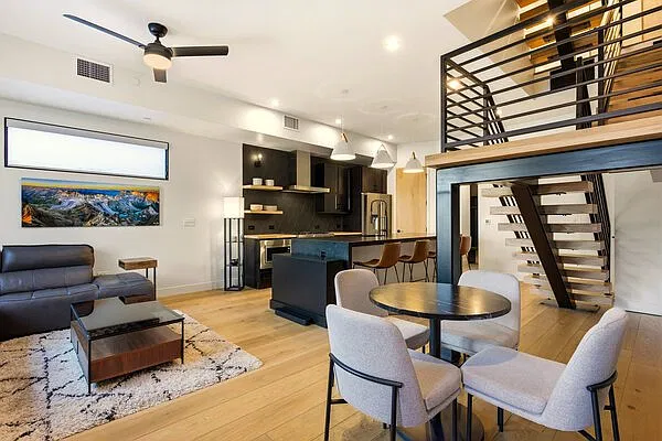 3 bed, 2.5 bath, 1838 sqft, $7,400 — Photo 3