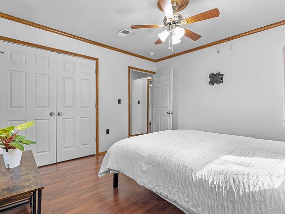 3rd image of 104 Field Mount Rd