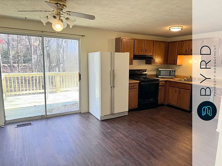 2411 Carriage Creek Rd — Photo 6