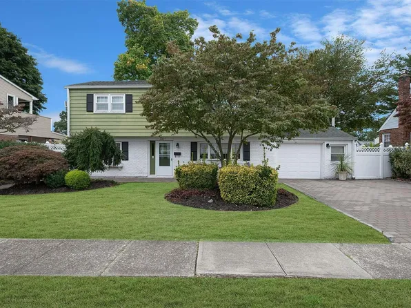 357 N Niagara Avenue, Lindenhurst, NY 11757