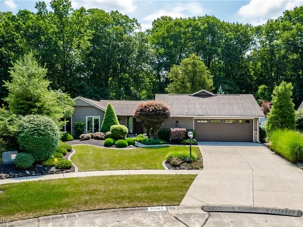 21305 Meadows Edge Ln, Strongsville, OH 44149