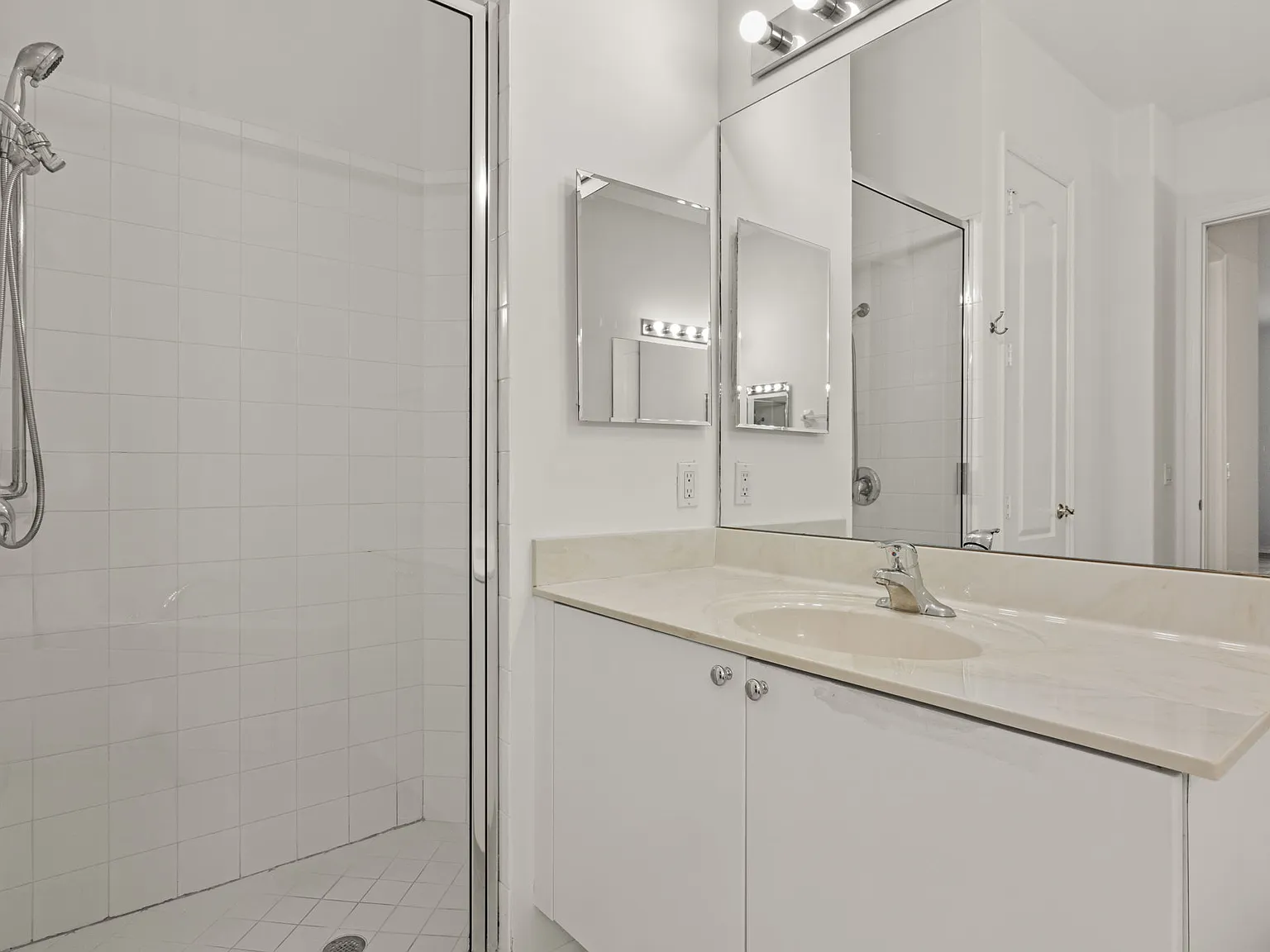 4 bed, 2558 sqft, $2,799 — Photo 4