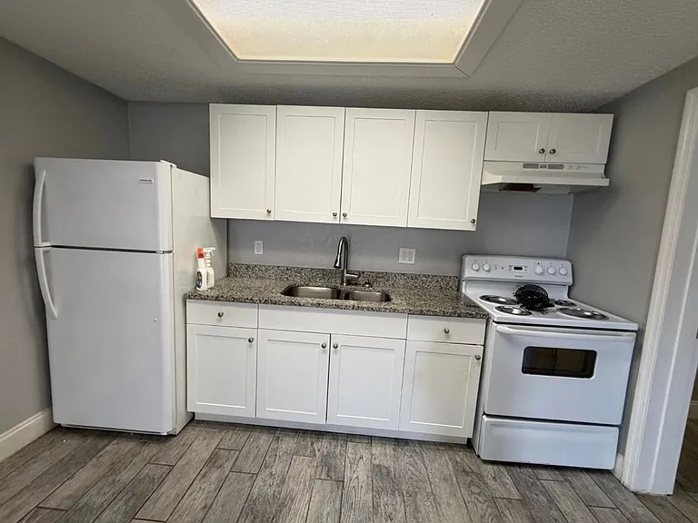 Strawberry Place Apartments — Photo 17