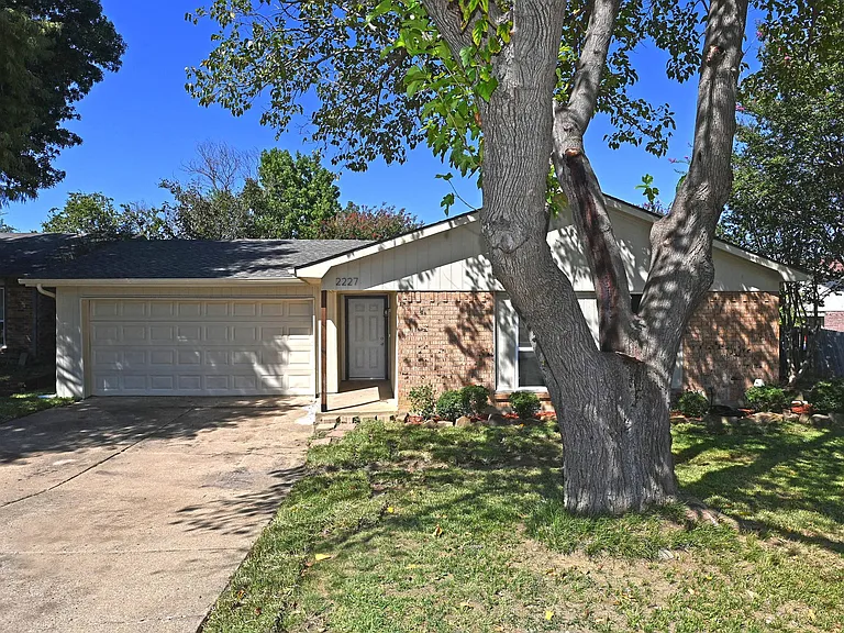2227 Newbury Dr — Photo 2