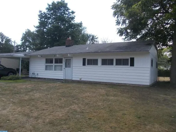 311 Dogwood Dr, Levittown, PA 19055