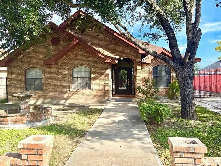 5504 N Hiawatha Dr — Photo 2