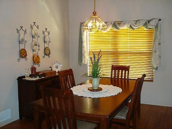 Formal dining room w/hardwood flooring