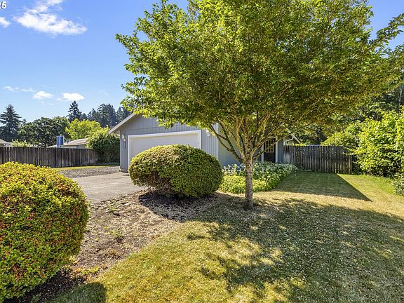 4th image of 9115 NE Meadowbrook Cir